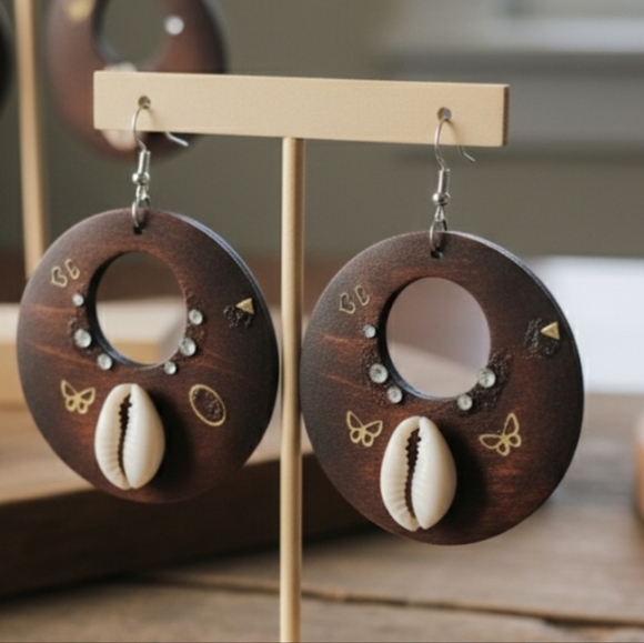 Handmade round wooden hoop earrings, round wooden and sea shell dangle earrings - Picture 6 of 9